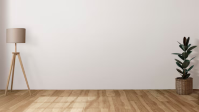 Na imagem, escritório com pisos de madeira