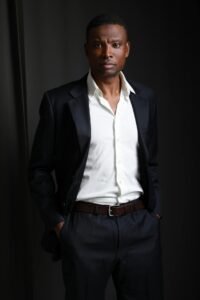 Como adaptar camisas masculinas para diferentes estilos pessoais