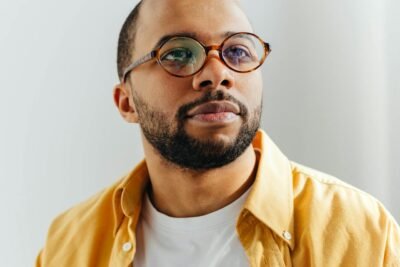 Qual a diferença entre manga curta e manga longa em camisas masculinas